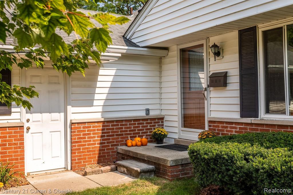 1022 CANTERBURY Street, Northville, MI 48167 — Photo 4