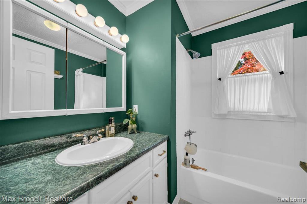 710 HARTLAND Drive, Troy, MI 48083 — Photo 16