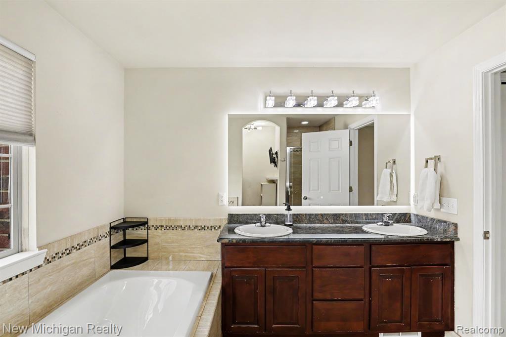 46161 S Manitou Court, Utica, MI 48317 — Photo 13