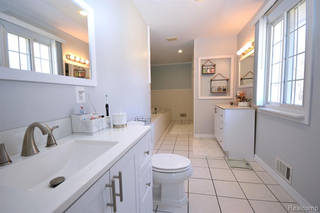 4072 W MAPLE Road, Wixom, MI — Photo 26