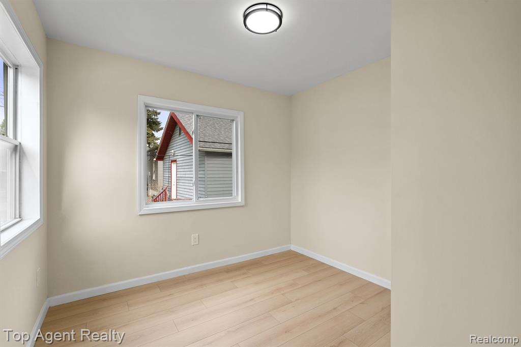8672 HUDSON Avenue, Warren, MI 48089 — Photo 18