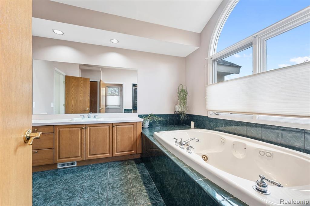 6775 Carlyle Crossing, West Bloomfield, MI — Photo 19