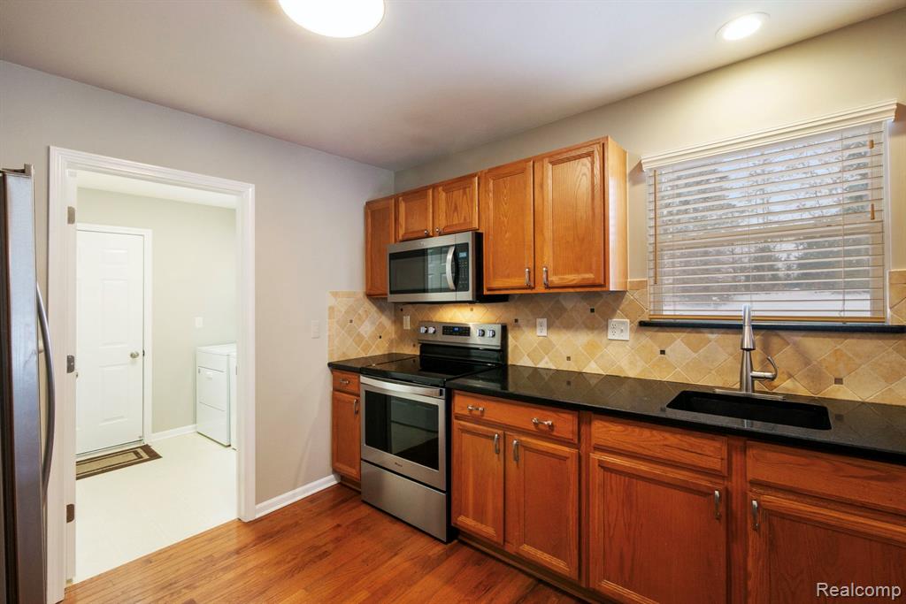671 Woodhaven Drive, Commerce Twp, MI 48390 — Photo 18