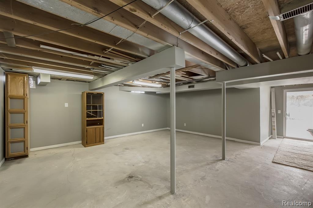 4851 Shoreline Boulevard, Waterford, MI 48329 — Photo 32
