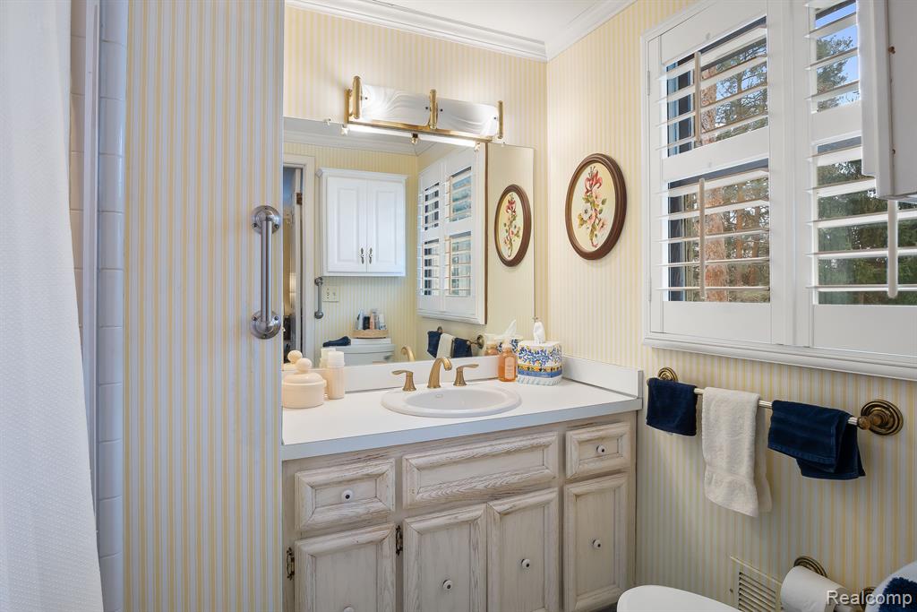 53800 WOODBRIDGE Drive, Shelby Twp, MI 48316 — Photo 15