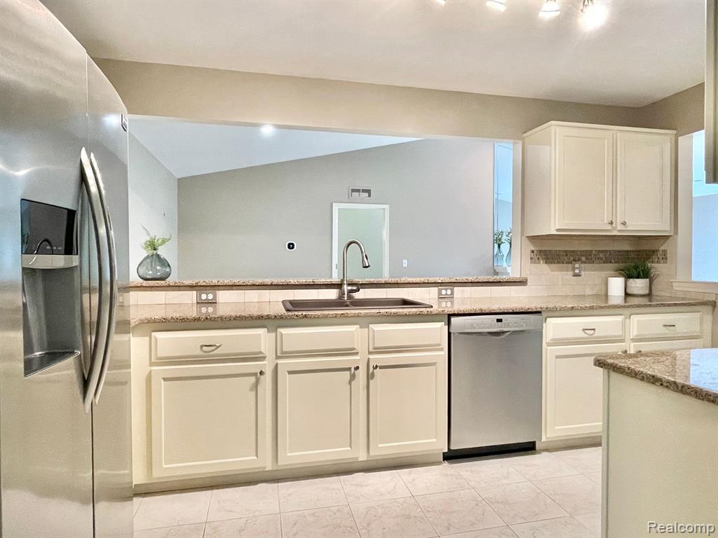 1916 FLAGSTONE Circle, 83, Rochester, MI 48307 — Photo 11