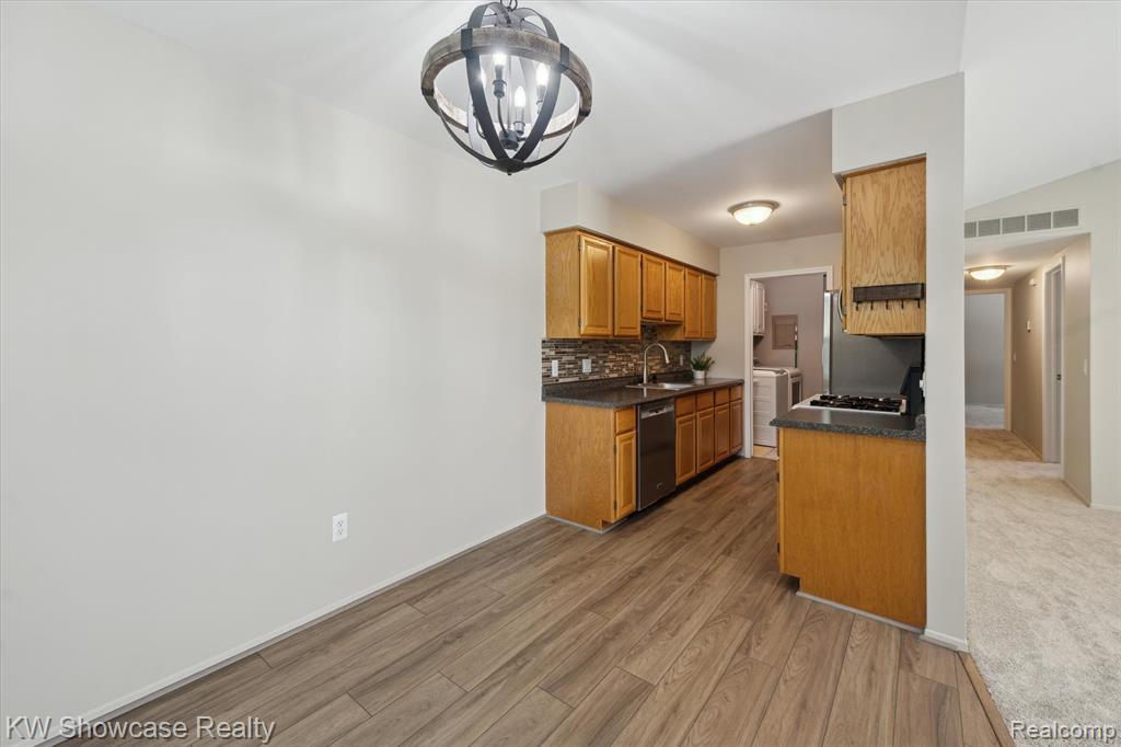 7783 Lake Ridge Drive, Waterford, MI 48327 — Photo 10