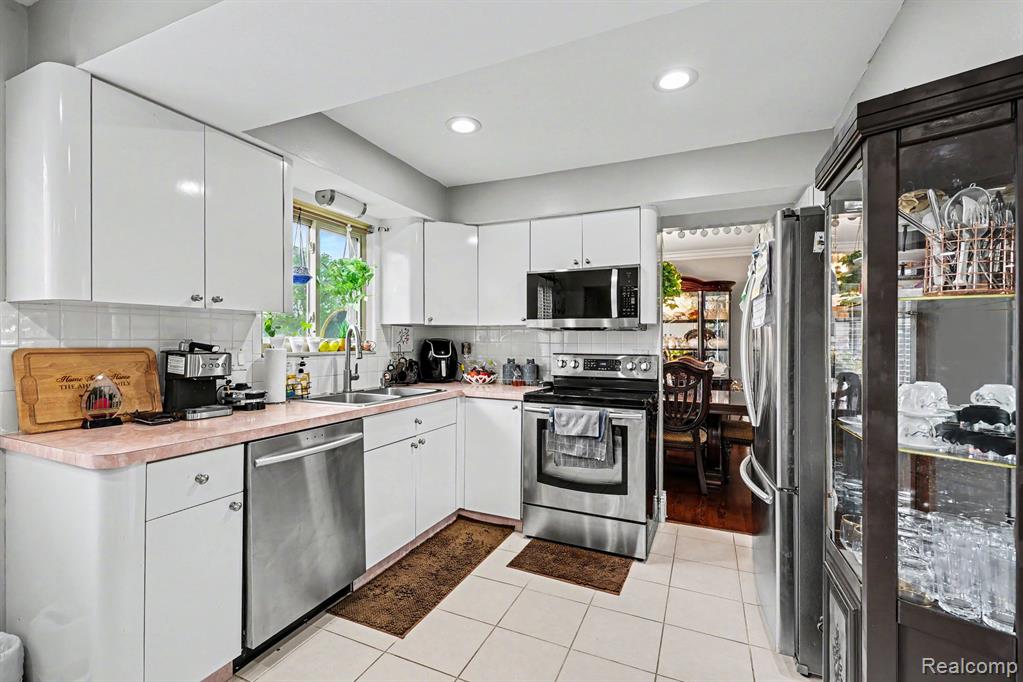 4274 Dickson Drive, Sterling Heights, MI 48310 — Photo 13