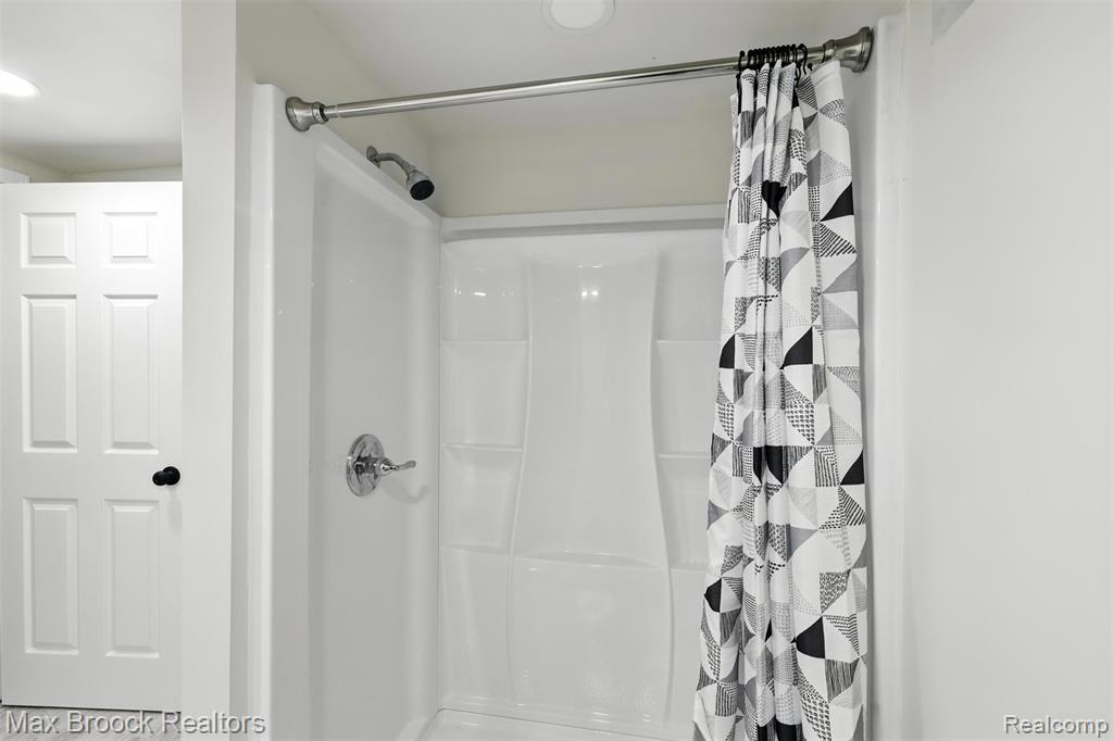 5561 Delmas Road, Clarkston, MI 48348 — Photo 40