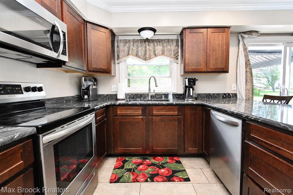 8952 Cynthia Court, Commerce Twp, MI 48382 — Photo 17