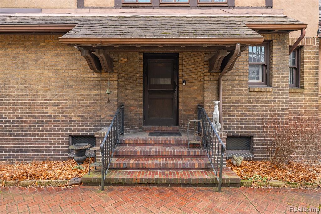 2475 Iroquois Street, Detroit, MI 48214 — Photo 2