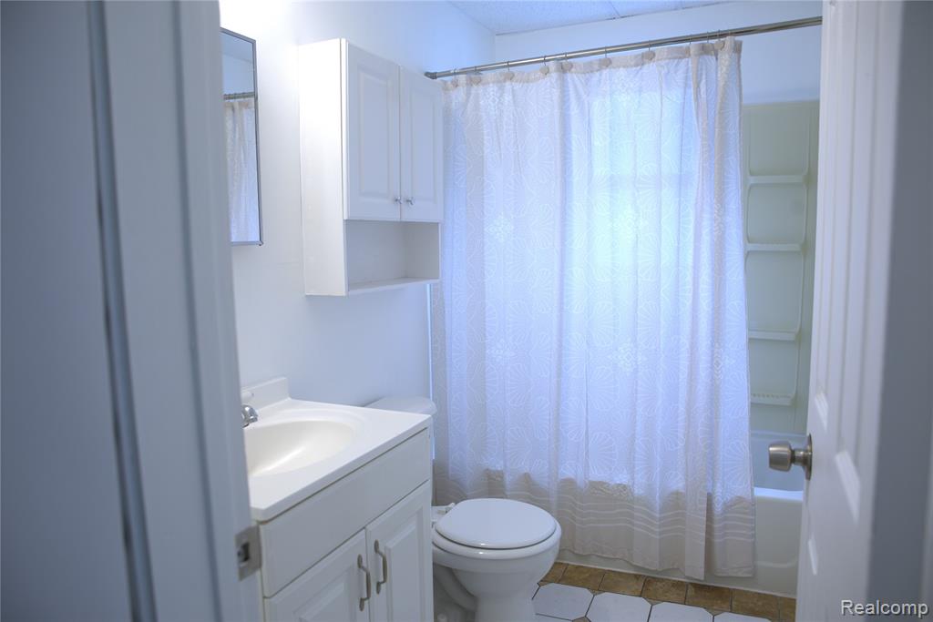 4006 Milton Drive, Flint, MI 48507 — Photo 9