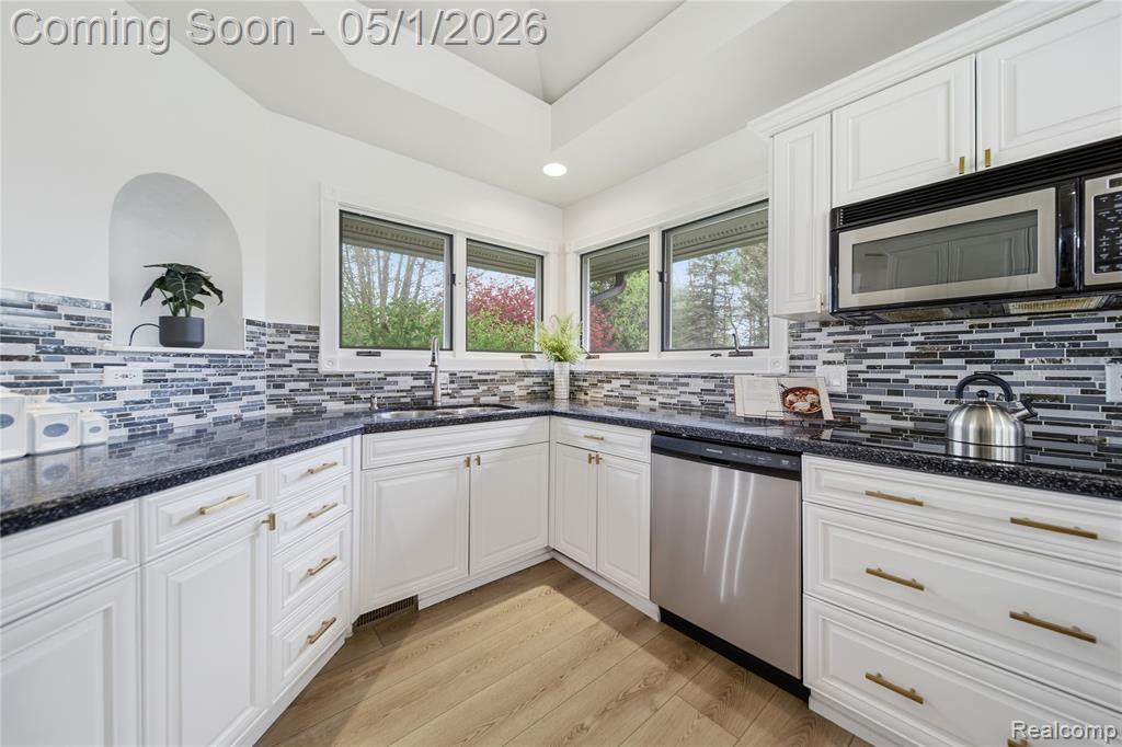 7527 Koby Court, White Lake, MI 48383 — Photo 11
