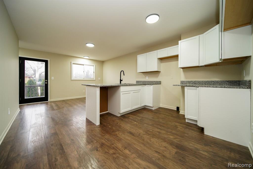 460 OAKGROVE, Clawson, MI — Photo 16
