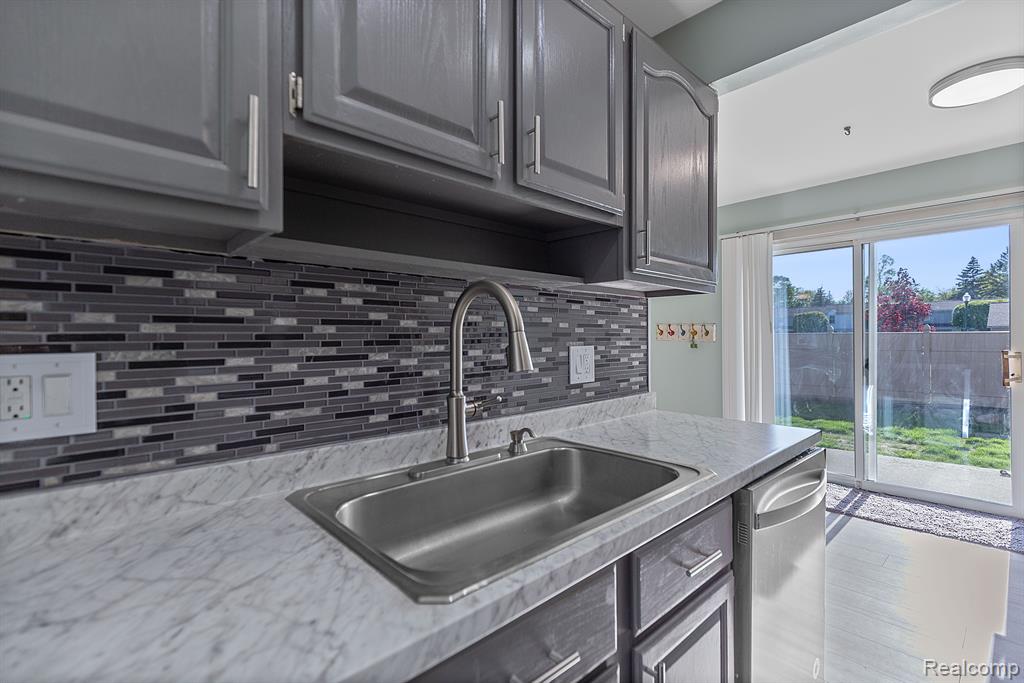 45880 KENSINGTON Street, Utica, MI 48317 — Photo 7