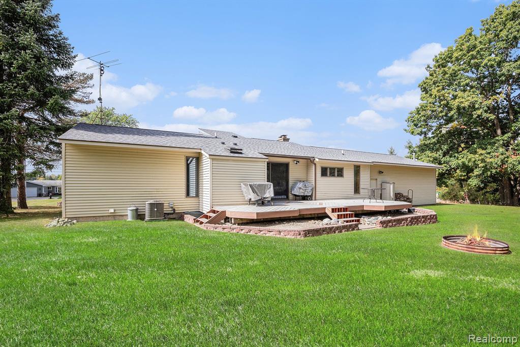7630 Parkwood Drive, Fenton, MI 48430 — Photo 24