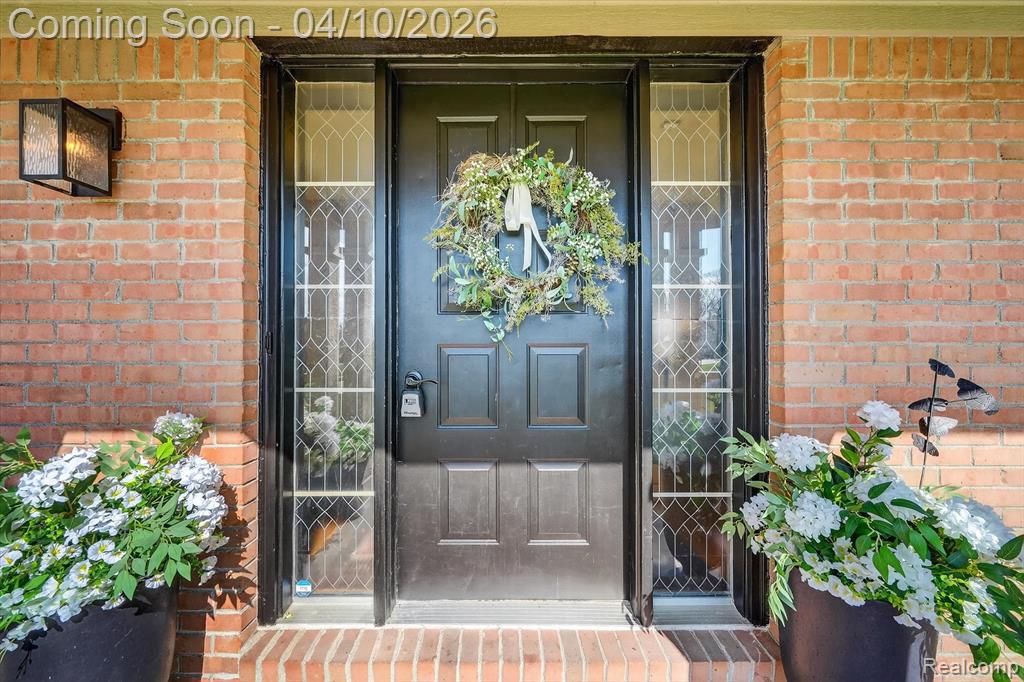 255 Round Tree Drive, Lake Orion, MI — Photo 3