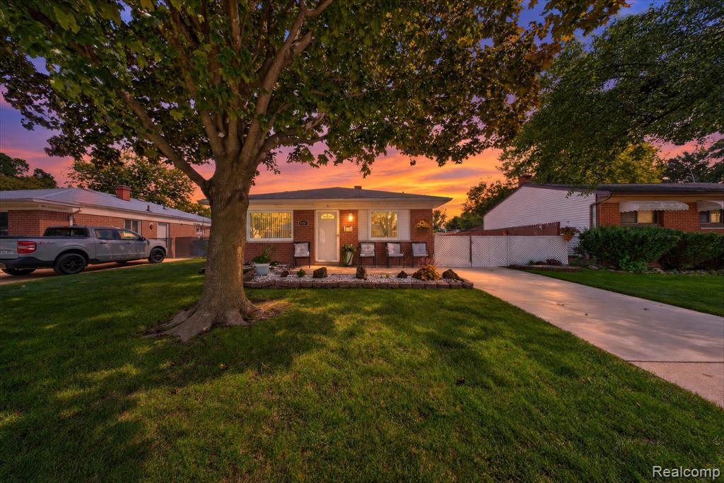 5073 Glenis Street, Dearborn Heights, MI 48125