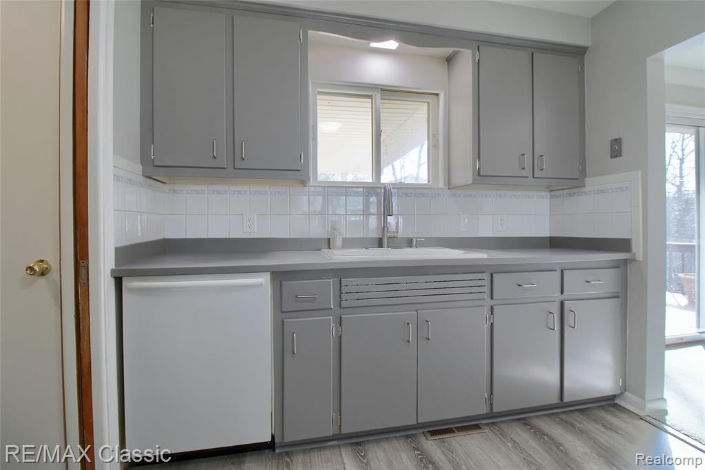 5155 Daron Lane, West Bloomfield, MI 48324 — Photo 11