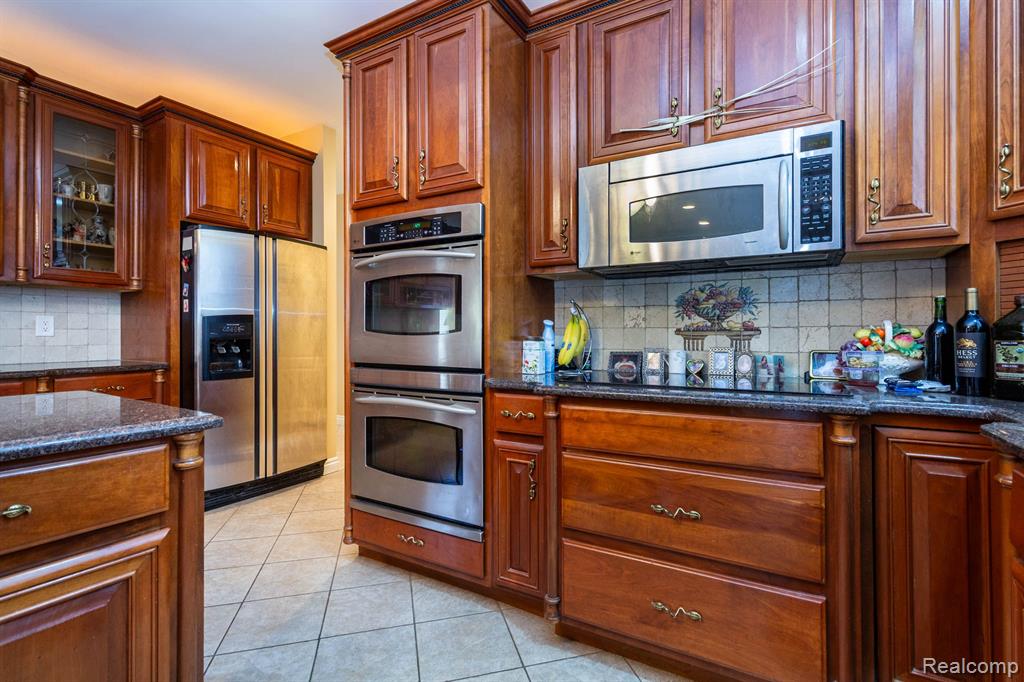 49759 Lakebridge Drive, Shelby Twp, MI 48315 — Photo 17