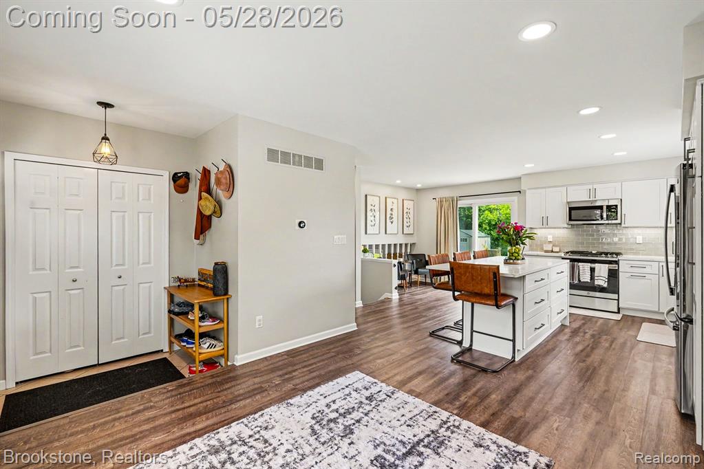 2564 Rainbow Drive, Troy, MI 48083 — Photo 8