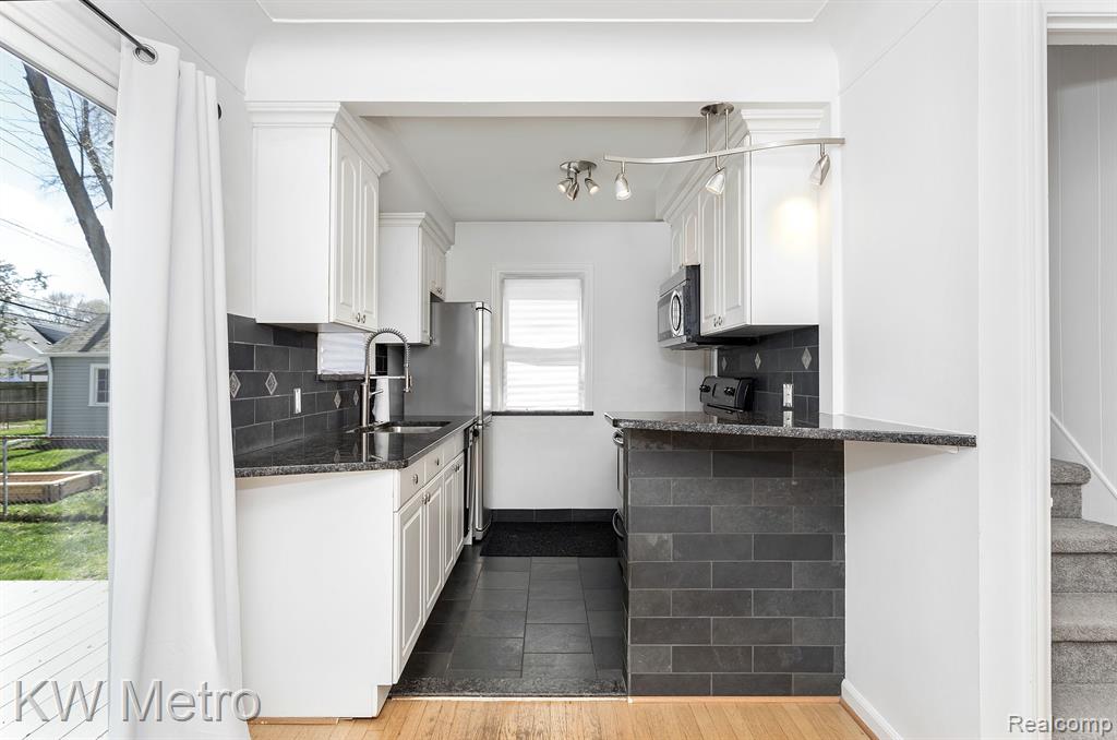 706 N REMBRANDT Avenue, Royal Oak, MI 48067 — Photo 11