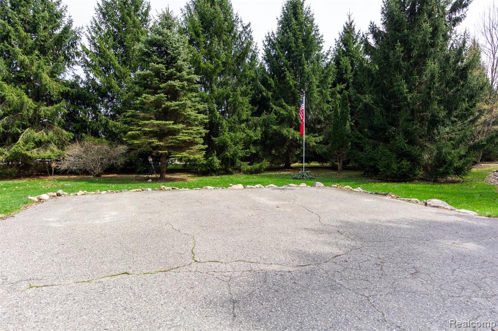 5327 Fern Drive, Fenton, MI 48430 — Photo 35