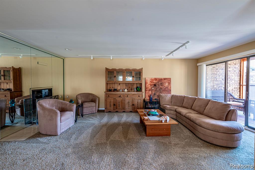 4426 Knightsbridge Lane, West Bloomfield, MI 48323 — Photo 9