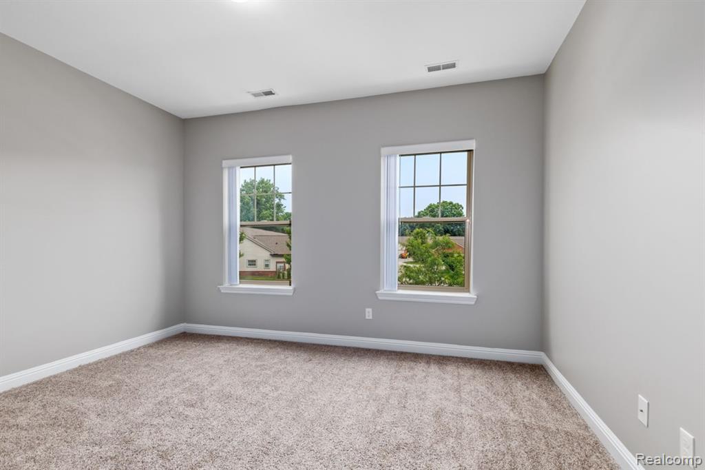 45732 UTICA PARK Boulevard, Utica, MI 48315 — Photo 8