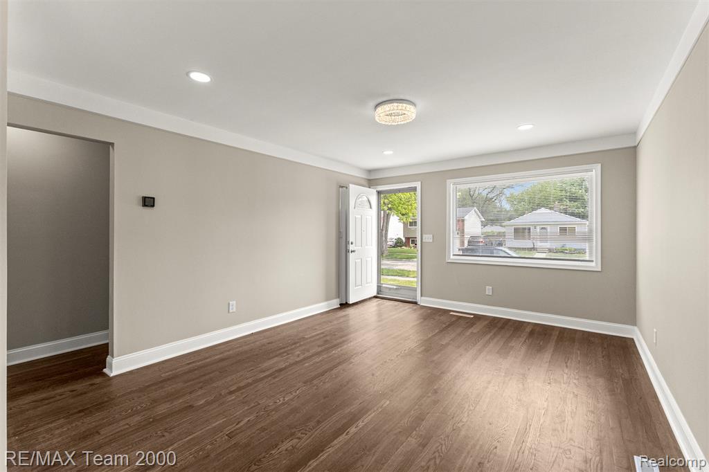 4652 Raymond Avenue, Dearborn Heights, MI 48125 — Photo 6