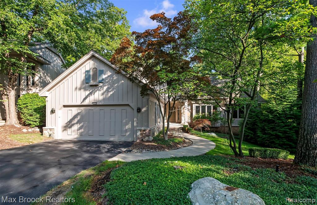 4904 Woodcliff Hill Road N, West Bloomfield, MI 48323