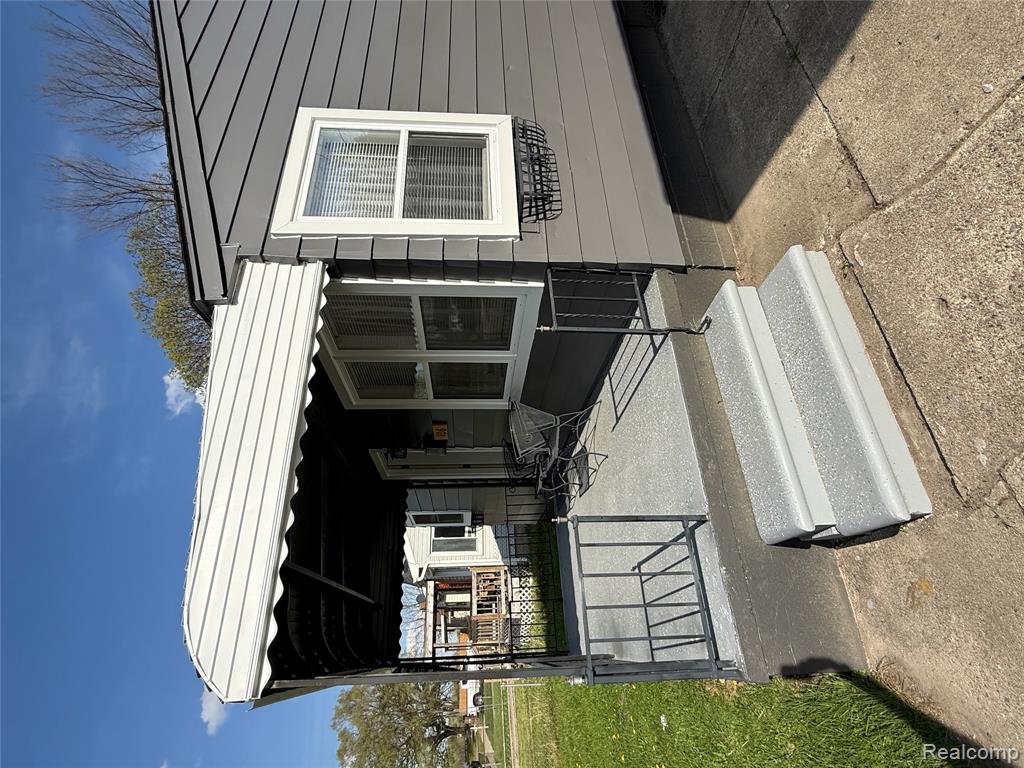 106 E Hopkins Avenue, Pontiac, MI 48340 — Photo 8