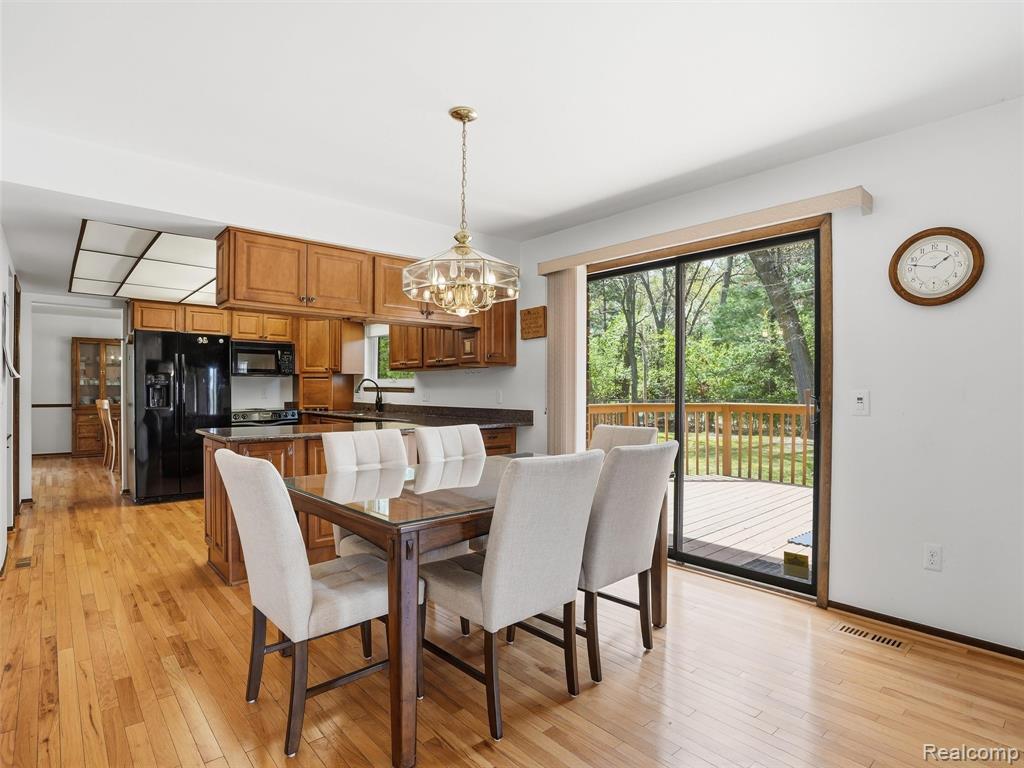 5800 Naneva Court, West Bloomfield, MI — Photo 13