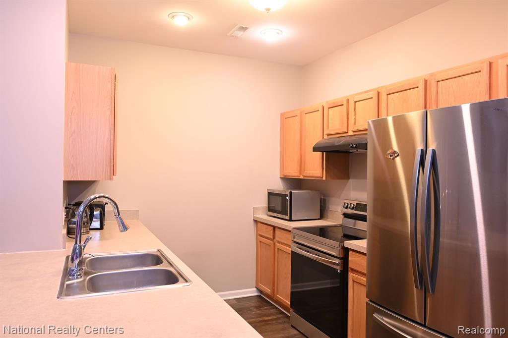 40564 BLYTHEFIELD Lane, Canton, MI 48188 — Photo 17