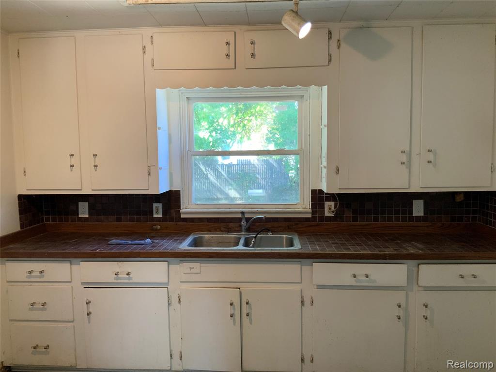 910 Hubbard Avenue, Flint, MI 48503 — Photo 8