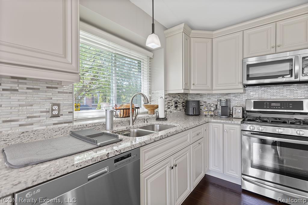 51874 EMIL Drive, Macomb, MI 48042 — Photo 16
