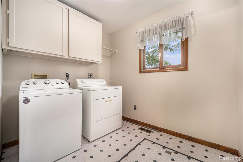 8231 Doncaster Drive, Sterling Heights, MI 48312 — Photo 16