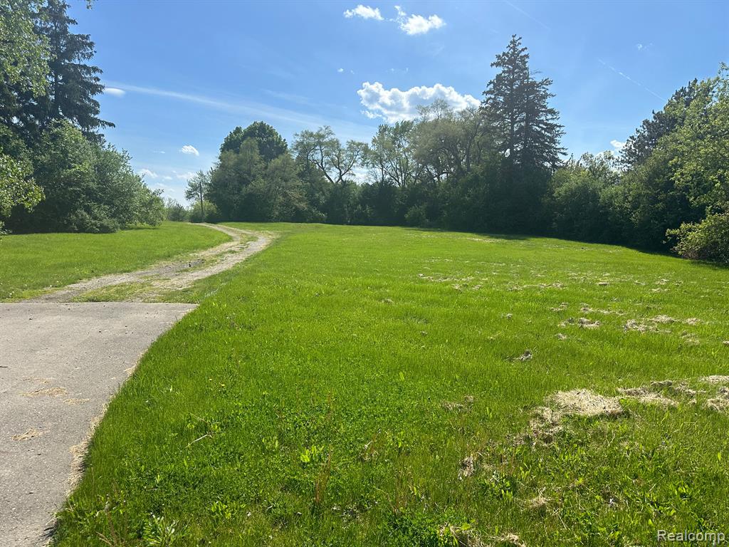 8000 S SAGINAW Street, Grand Blanc, MI 48439 — Photo 2