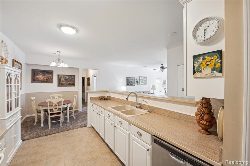 674 OLDE ENGLISH Circle, Howell, MI 48855 — Photo 13