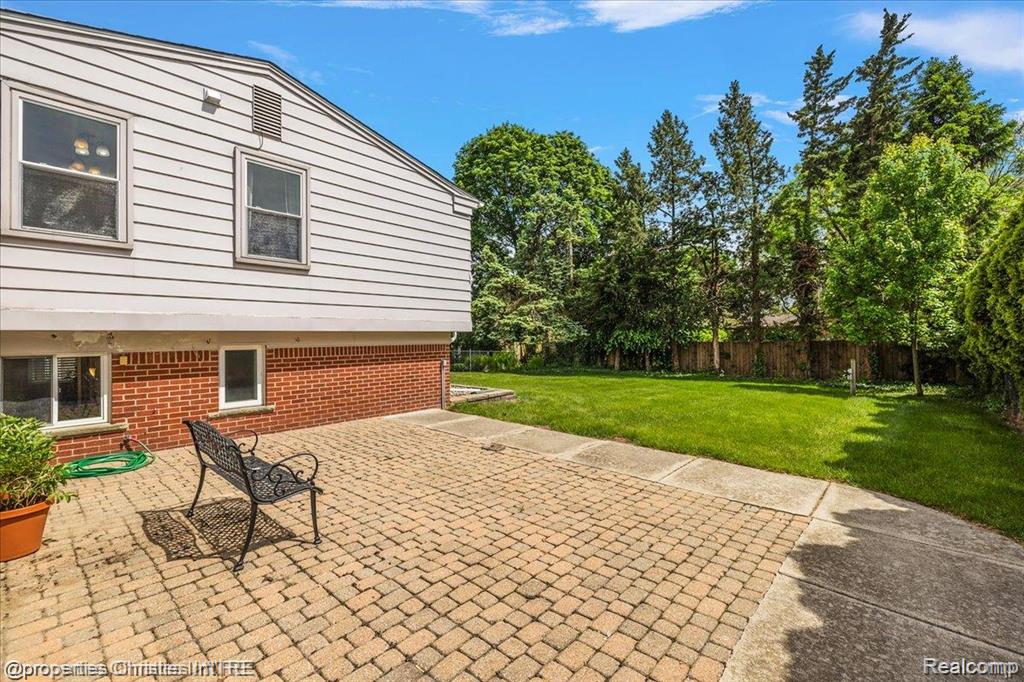 41231 GREENBRIAR Lane, Plymouth, MI 48170 — Photo 31