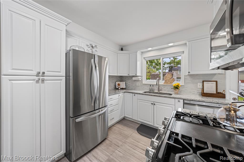 828 W Baker Avenue, Clawson, MI — Photo 14