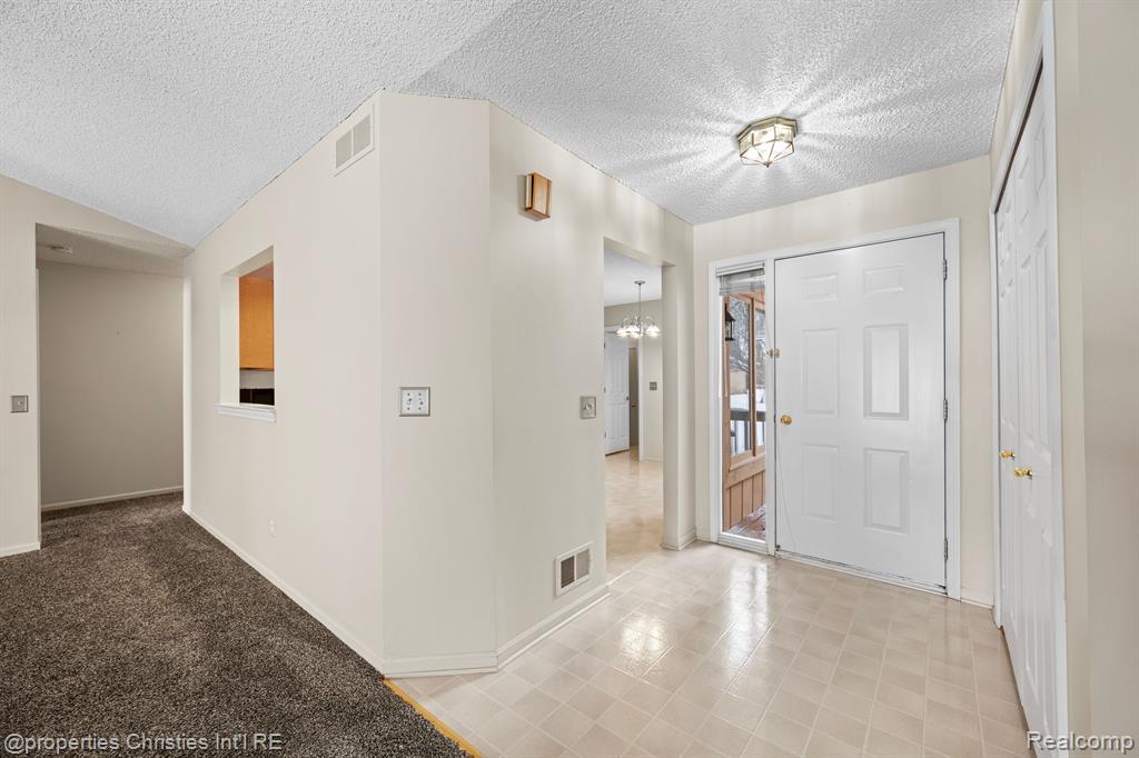 35204 KNOLLWOOD Lane, Farmington Hills, MI 48335 — Photo 3
