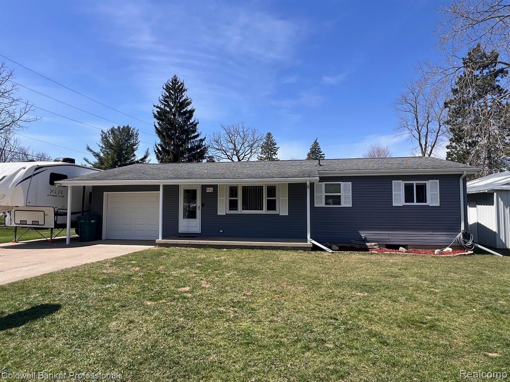 631 Madison Street N, Perry, MI 48872 — front exterior