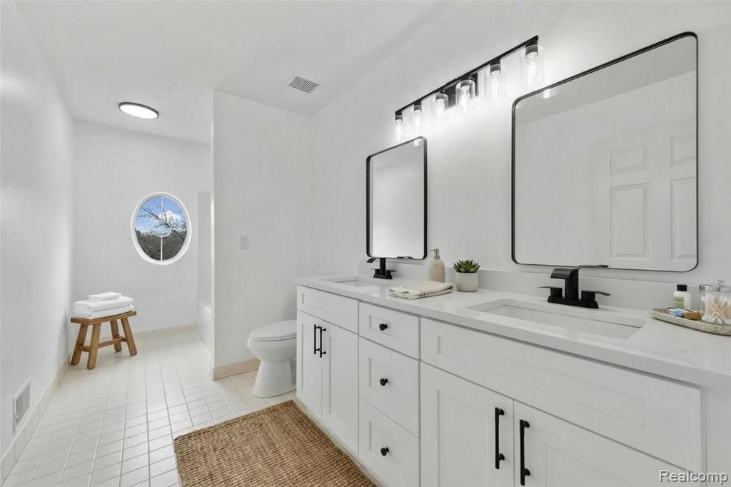 4392 Gateway Circle, West Bloomfield, MI — Photo 25