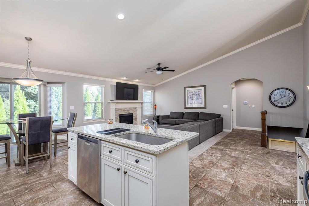 5687 GREGORY Drive, Utica, MI 48317 — Photo 12