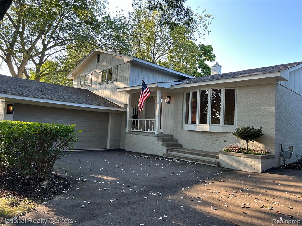 6050 UPPER STRAITS Boulevard, West Bloomfield, MI 48324 — Photo 2