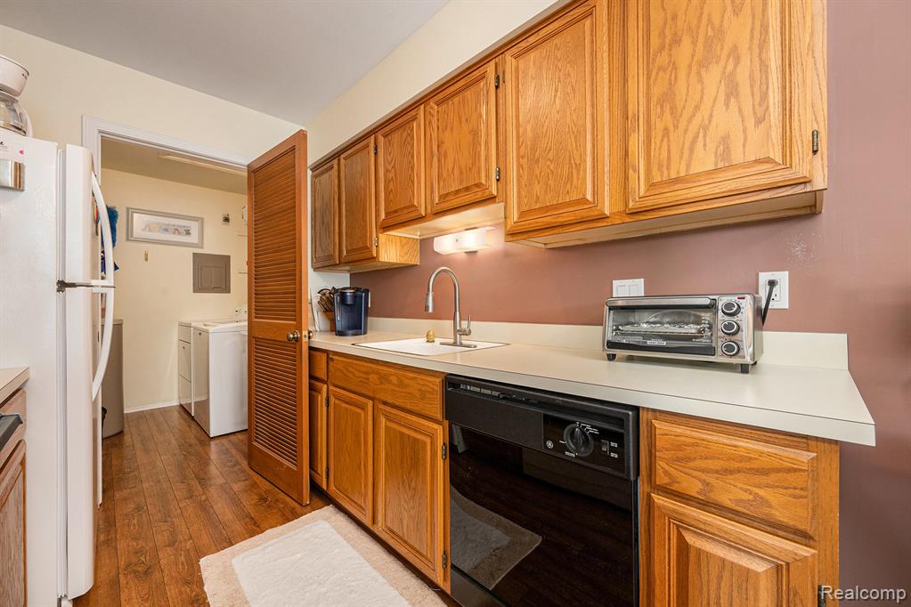 7668 Woodview Drive, Waterford, MI 48327 — Photo 8