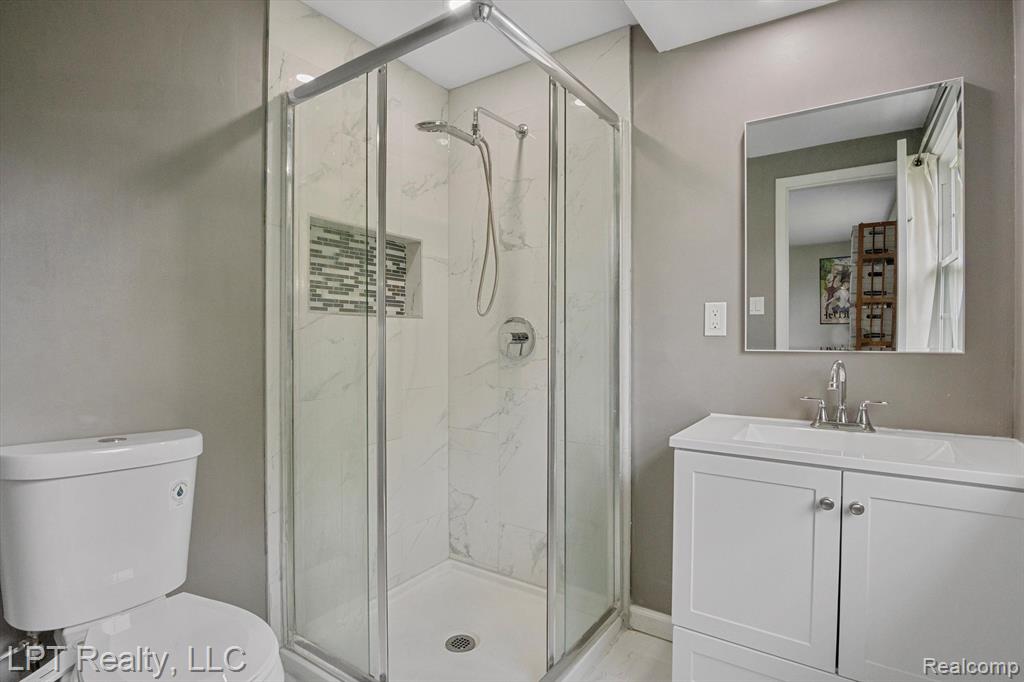 18441 ROSELAND Boulevard, Lathrup Village, MI 48076 — Photo 39