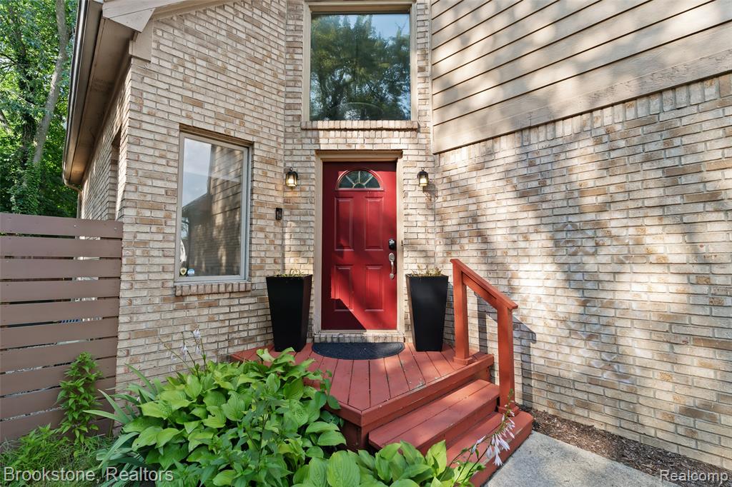 400 LA PLAZA, Royal Oak, MI 48073 — Photo 2