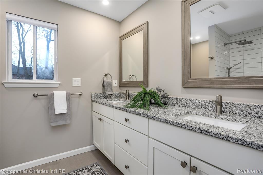 5896 NANEVA Court, West Bloomfield, MI — Photo 38